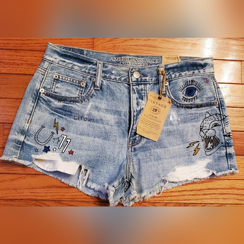 American Eagle Shorts 8 Graphic Distressed